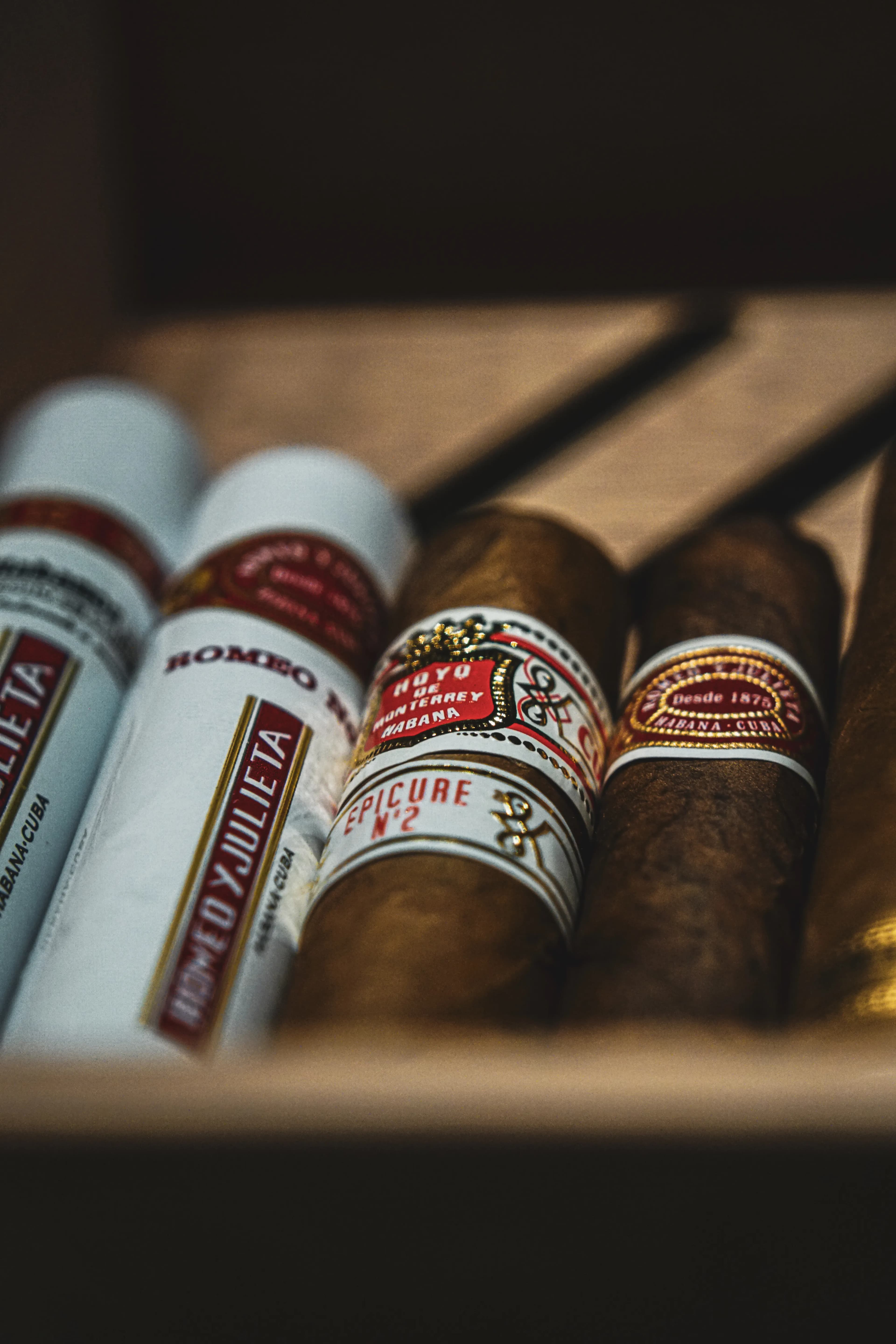 Puros cubanos premium en caja de madera